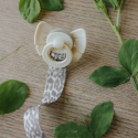 Elodie Binky Bow Smokk Silikon 0-6 mnd Oat White