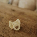 Elodie Binky Bow Smokk Silikon 0-6 mnd Oat White