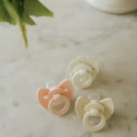 Elodie Binky Bow Smokk Silikon 0-6 mnd Misty Pink